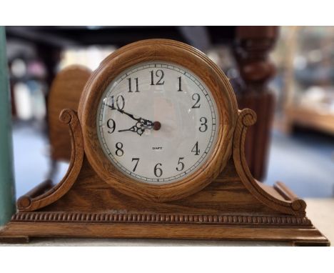 Vintage style oak cased drum head design mantel clock with Quartz movement. 29cm high approx. (B.P. 21% + VAT)