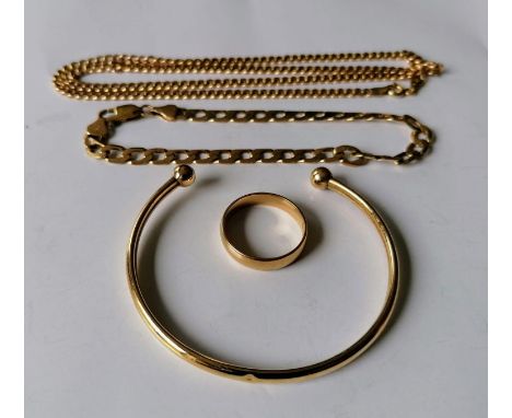 An Italian rose gold neck chain, 52 cm, a gold link bracelet, both with import marks; a gold wedding band, size Q1/2, and hol