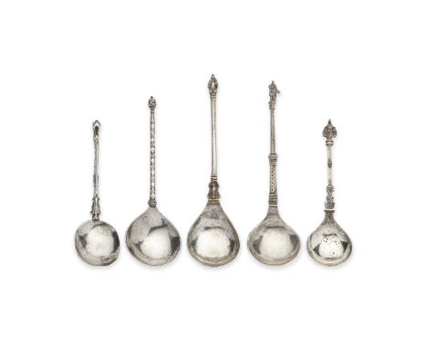 A 17th century Dutch silver spoonprobably Gerrit Hendriks, Bolsward circa 1620 With pineapple finial, length 18cm; together w