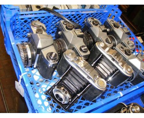 A tray of vintage cameras including Praktica