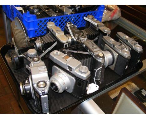 A tray of vintage cameras including Dacora