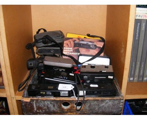 Assorted vintage cameras 