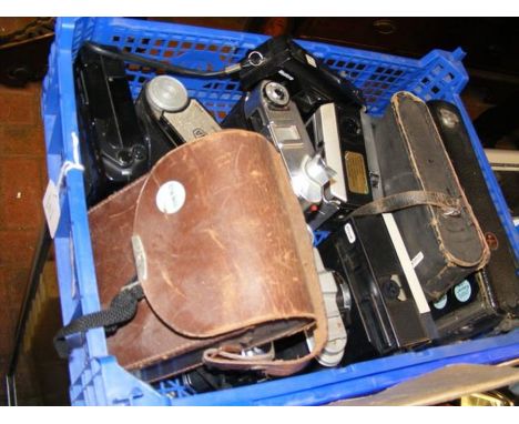 A tray of folding and other vintage cameras including Paxina