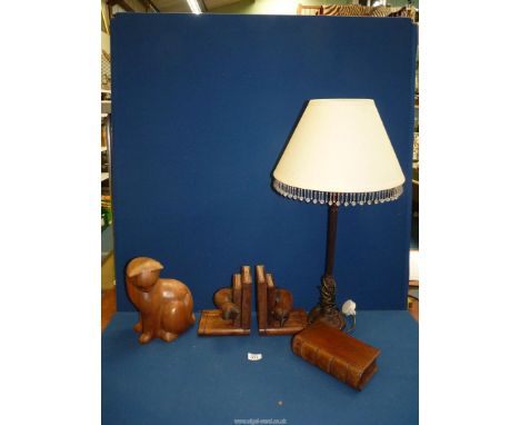 A quantity of treen including bookends, small storage box and cat figure plus a tall, metal table lamp.