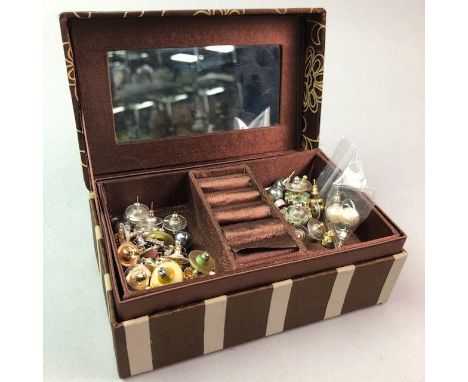 COLLECTION OF JEWELLERY, including an unmounted smoky quartz and an unmarked seed pearl brooch, contained in a jewellery box