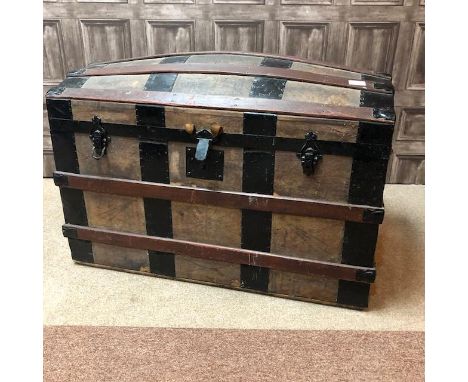 EARLY 20TH CENTURY CABIN TRUNK, with hinged domed lid and metal strapping, 86.5cm wide