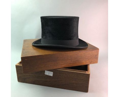 VINTAGE TOP HAT, with a wooden box, the inner 19.5cm x 15cm