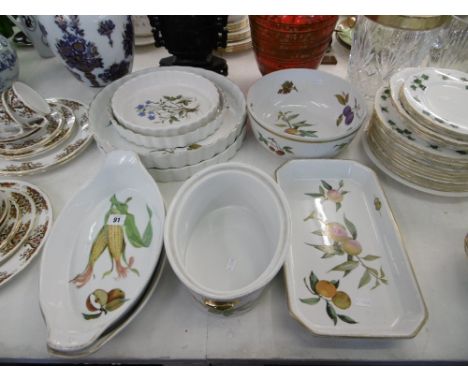 A quantity of Worcester Evesham china