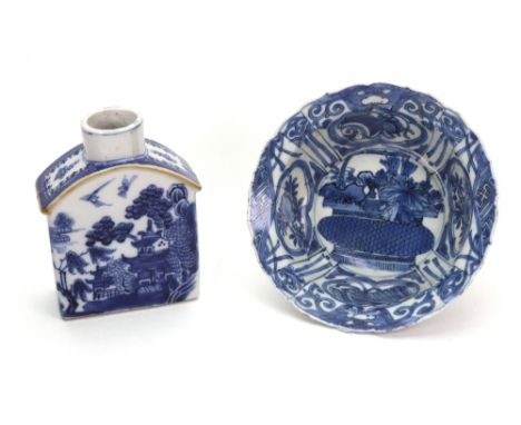 A Chinese Kraak porcelain blue and white small bowl, Wanli, painted in the centre with a basket of flowers, beneath a panelle