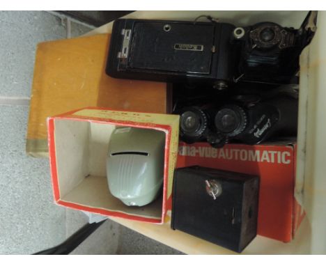 A selection of vintage cameras and photographic equipment including a Number 2 folding autographic Brownie featuring a Kodak 