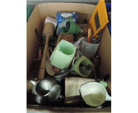 A box of vintage kitchenalia 