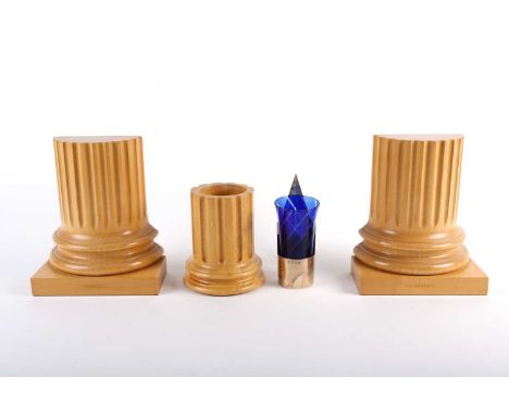 A David Linley part desk set, comprising a pair of wooden book ends modelled as the bases of Corinthian columns, 18.3 cm high