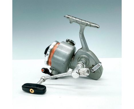 Vintage Daiwa 8600 3 Ball Bearings Spinning Reel built to compete with Penn's 700 series with the addition of ball bearings. 