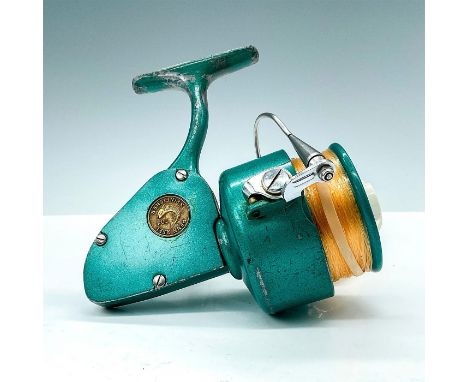 These iconic reels were one of the first Penn surf fishing spinning reels. Green painted metal with name medallion and white 