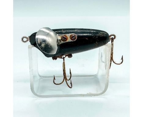 The lure has a single forward line tie attached to it's tapering V Shaped hull face giving way to its rounded body. The lure 
