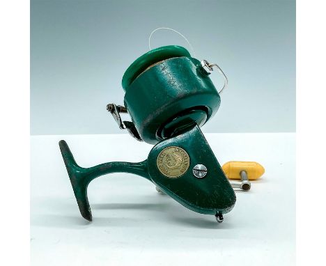 These iconic reels were one of the first Penn surf fishing spinning reels. Green painted metal with name medallion and white 