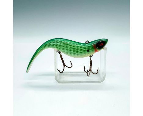 Slinky and sleek lines on this first version of the Cousin Series from Heddon. Plastic lure with vibrant green scale, red nec