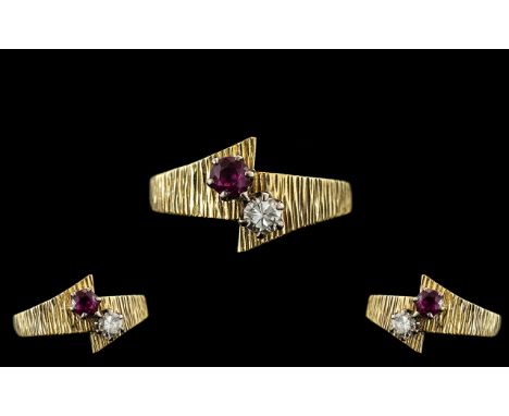 Ladies - Attractive Contemporary 18ct Gold Ruby and Diamond Set Two Stone Ring. The Ruby and Diamond of Good Colour / Clarity