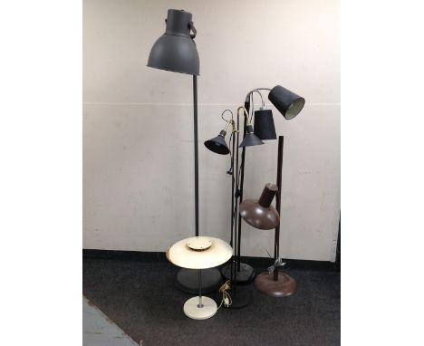 A vintage mushroom table lamp together with four further standard lamps (continental wiring) 