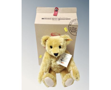 A Steiff 1909 Classic series teddy bear in box with tag 