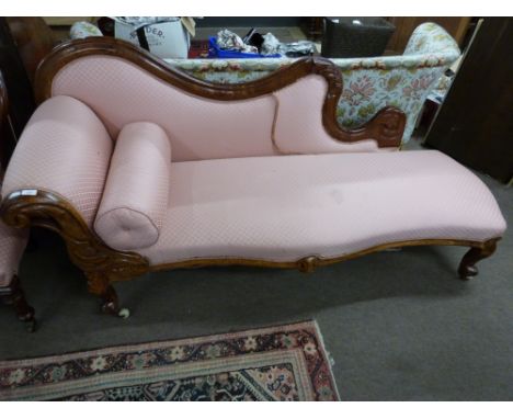 Victorian mahogany framed chaise longue with shaped back and carved Showood frame, raised on short cabriole legs with casters