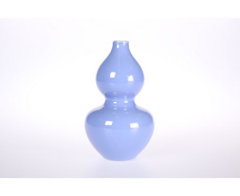 A SMALL CHINESE PALE BLUE DOUBLE GOURD VASE, with underglaze blue seal mark to the turquoise glazed base. 12cm