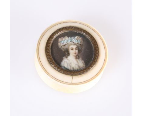 A GEORGE III IVORY PATCH BOX INSET WITH A PORTRAIT MINIATURE, c. 1780, the circular box with lift-off cover inset with a port