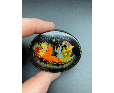 A Vintage paper mache Russian snuff box. Depicting three horses pulling a sleigh. 