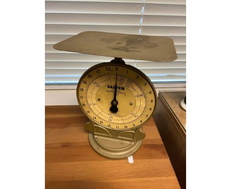 A Vintage set of Salter postal scales. 