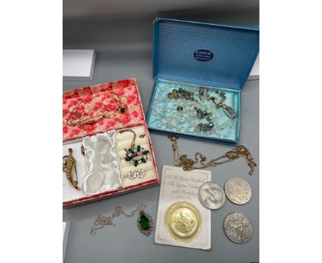 A Selection of various vintage costume Jewellery and coins which includes necklaces and various brooches. Includes Royal Mint