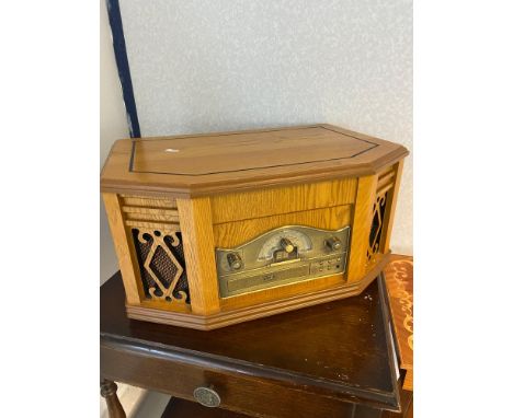 A Vintage style record player/ CD Player. In a working condition. 