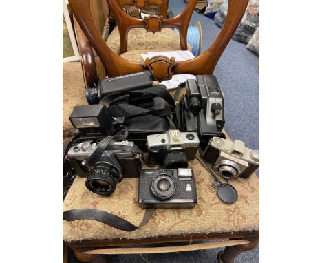 A Selection of vintage cameras to include Praktica, Hanimex, Roniflex x3000 and colorsnap camera 