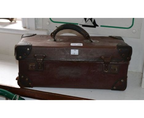 A vintage leather twin lock (no keys) carry case 37 x 15 cm