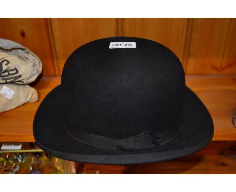 A vintage good quality gentlemen's bowler hat size 6 1/8