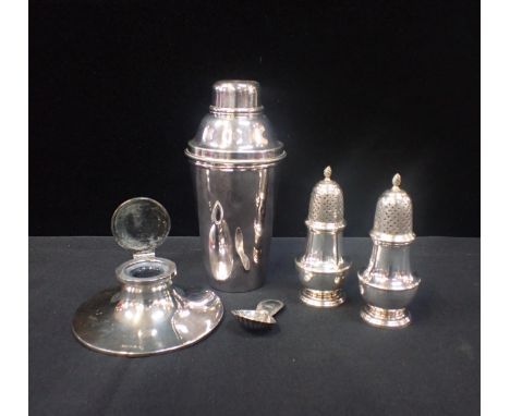 A GEORGIAN STYLE SLIVER CAPSTAIN INKWELL together with silver caddy spoon, a plated coctail shaker and a pair of sugar shaker