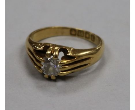 An Edwardian 18ct gold and claw set solitaire diamond ring, size K.