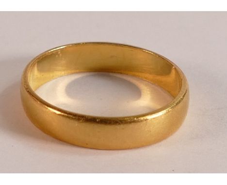 22ct gold hallmarked wedding ring / band, size M/O, width of band 4mm, weight 3.18g. 