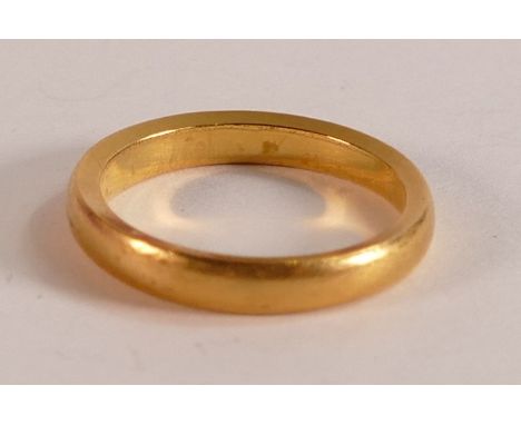 22ct gold hallmarked wedding ring / band, size M, width of band 3mm, weight 4.71g. 