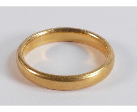 Wedding band / ring 22ct hallmarked gold, size L/M, 3mm wide, weight 4.67g. 