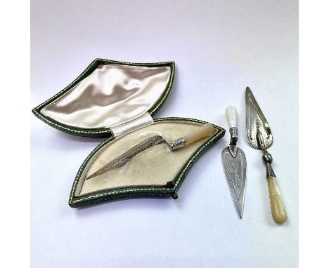 An Edwardian silver novelty trowel bookmark with mother of pearl handle, Birmingham 1902, within original box, together with 