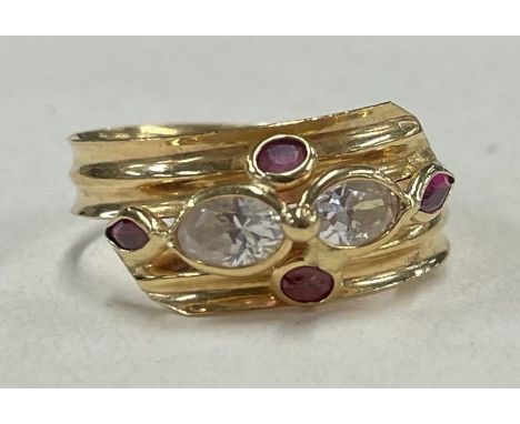 An unusual ruby mounted cocktail ring in high carat mount. Approx. 1.8 grams. Est. £40 - £60.