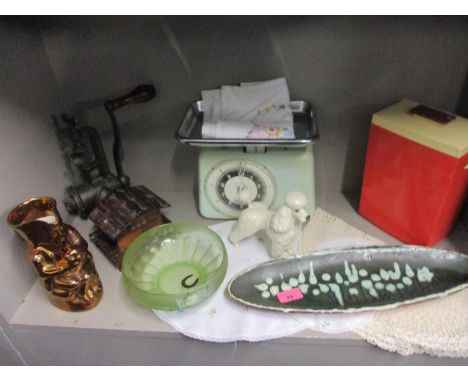 A vintage lot to include Tower kitchen scales 