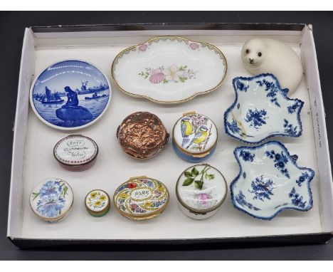 A mixed lot, to include an 18th century English enamel patch box, 4.5cm wide; and a pair of blue and white pickle dishes. (12