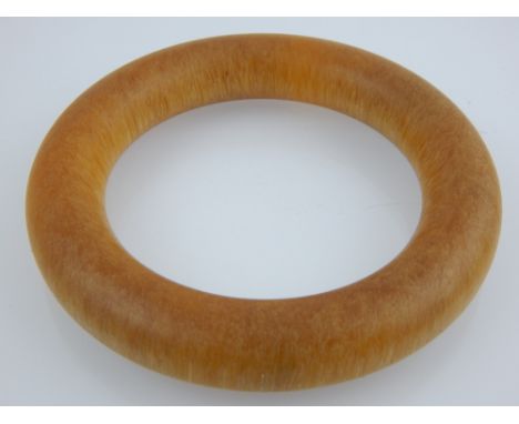 A horn bangle. D. 6.5cm