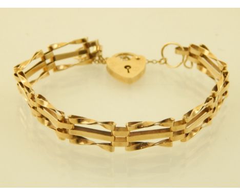 A 9ct yellow gold gate link bracelet, with heart lock, 7.3g 