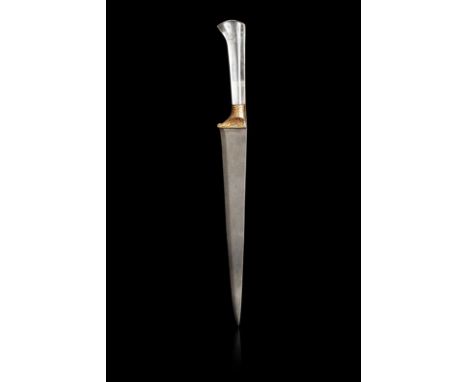 Kard Turquie ou Inde, XIXe siècleDague à poignée en cristal de roche, la garde en acier bronzé incrusté d'or à décor d'arabes