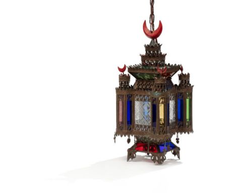 Lanterne ottomaneTurquie, fin du XIXe siècleSuspension en tôle ajouré et découpé et plaques de verre polychromes alternant av