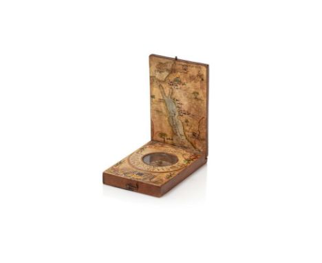 Boussole Indicateur de Qibla de pocheProbablement Egypte, première moitié du XXe siècleDe forme rectangulaire, en bois nature