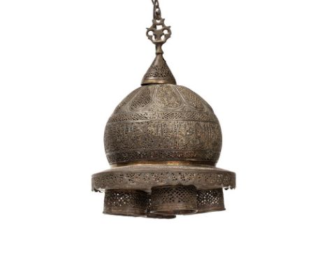 Lampe de mosquéeEgypte ou Syrie ottomane, vers 1900En cuivre jaune ajouré, incrusté d'argent à décor ciselé d'inscriptions ar