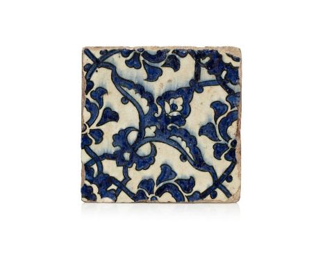 Carreau aux fleuronsSyrie ou Palestine, fin XVIe siècleCarreau de revêtement en céramique à décor peint en bleu de cobalt cer